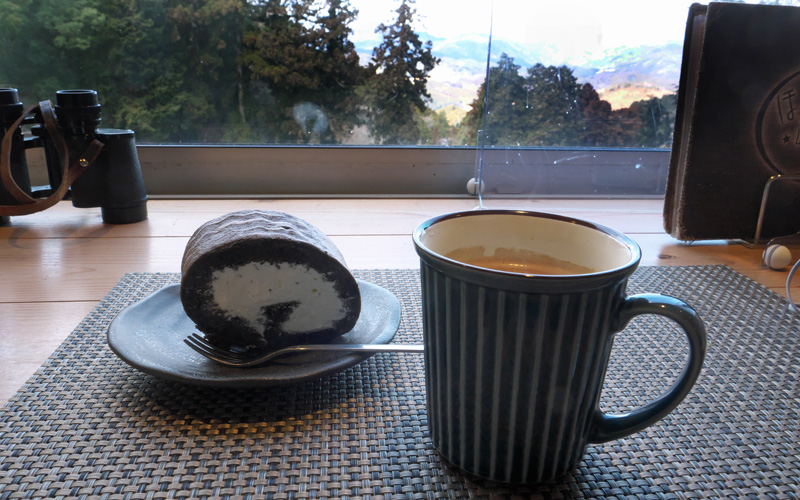 能勢妙見口　「ほんたき 山のカフェ」のハーレー和尚の黒巻菓子