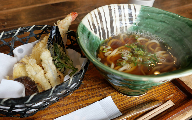 京都・下鴨　「うどん あおい」のおうどんと天ぷらの盛り合わせ