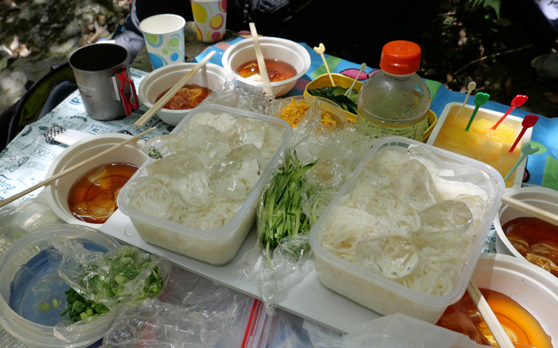 摂津峡で食べる冷たい素麺と三好山