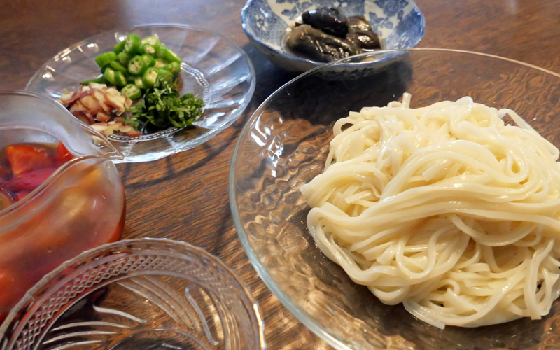 自分でつくる　トマトつけだれで氷見うどん