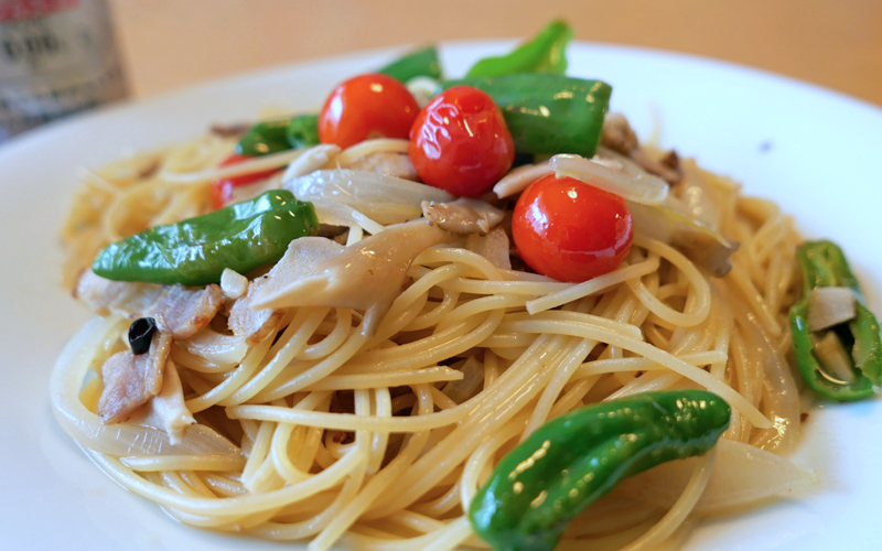 自分でつくる　ピーマンとトマトの信号色パスタ