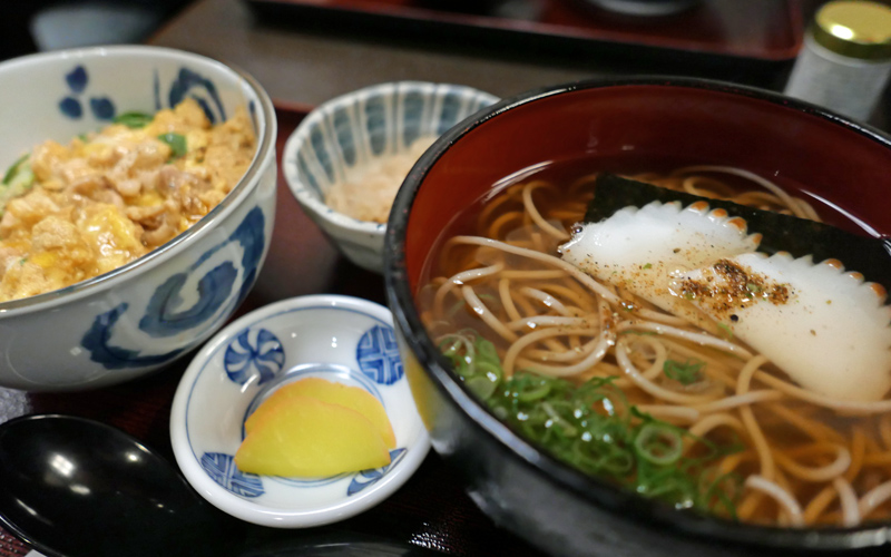 京都・八条口　「おそば処　葵」の親子丼定食