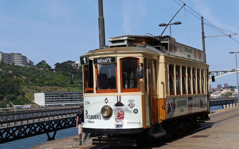 トラムを横目に歩きました