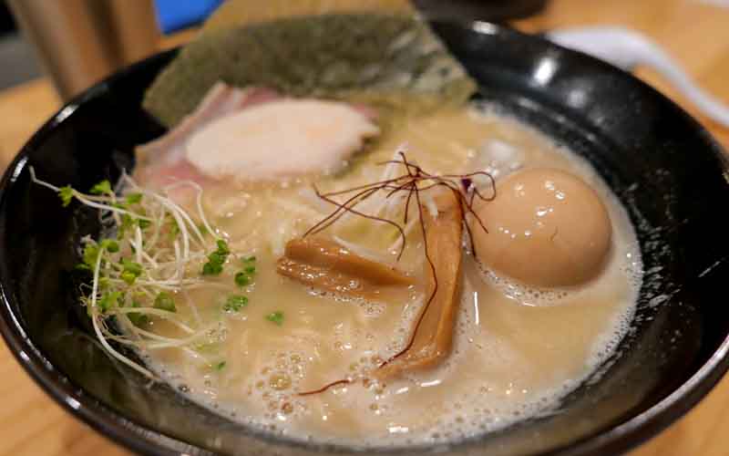 大阪・水無瀬　メンヤダモンデの濃醇鶏白湯ラーメン　醤油・しお