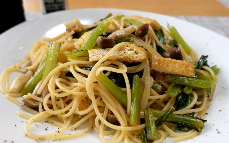 自分でつくる　うす揚げと小松菜のパスタ