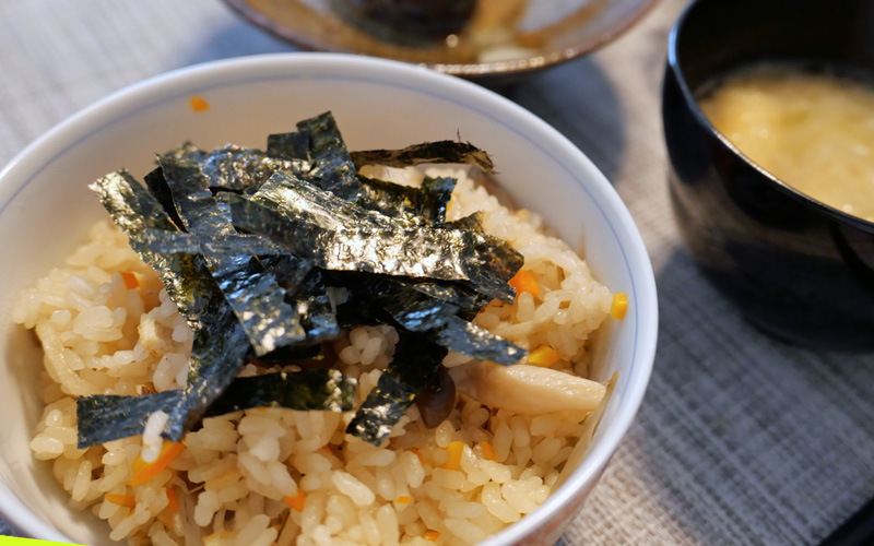 自分でつくる　かやく御飯を炊き込む