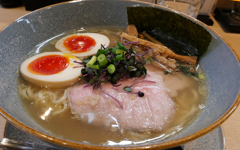 大阪・水無瀬　中華蕎麦三藤の「貝出汁塩中華蕎麦 半熟味玉付き」