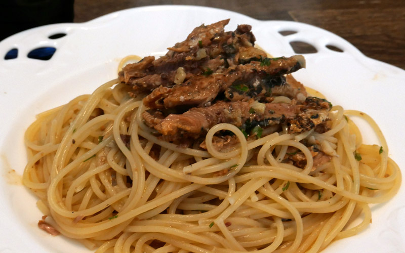 自分でつくる　「焼きいわしのアヒージョ」でパスタ