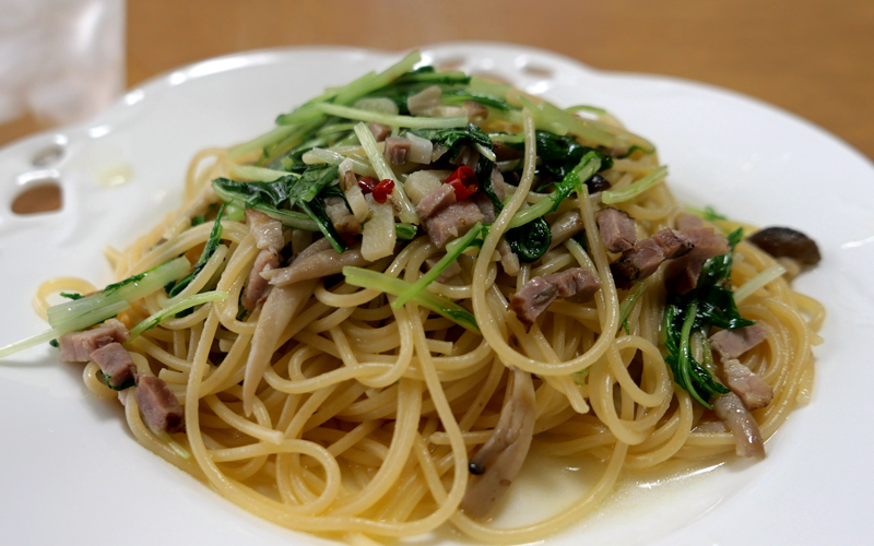 自分でつくる　水菜とベーコンのペペロンチーノ
