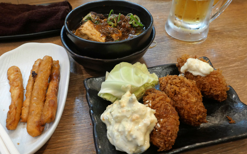 京都・烏丸　「立ち飲み やみー」のカキフライ、牛すじ豆腐⋯