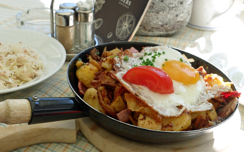 My memory　旅ランチ　アルプス山中の湖岸、ペルティサウのチロル料理