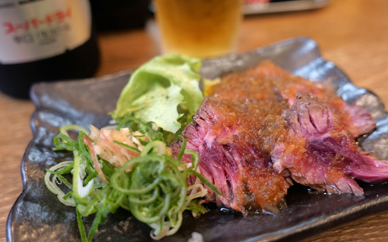 京都・烏丸　「立ち飲み やみー」の牛たたき、ポテサラ⋯３杯