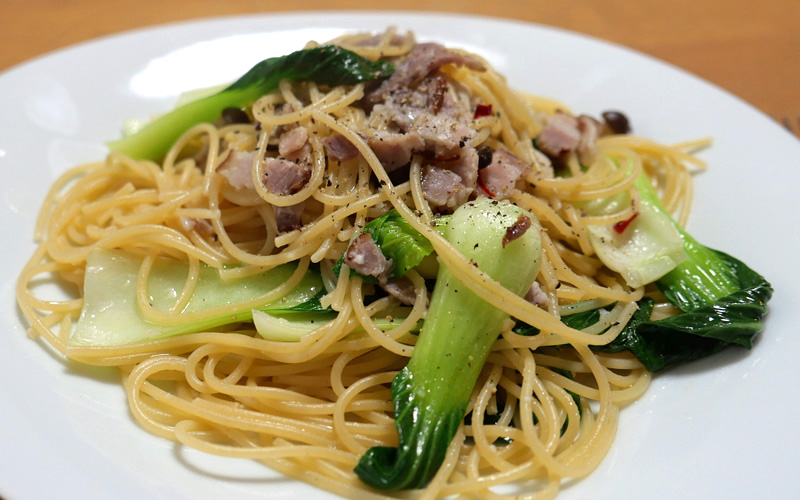 自分でつくる　ベーコンとチンゲンサイのパスタ