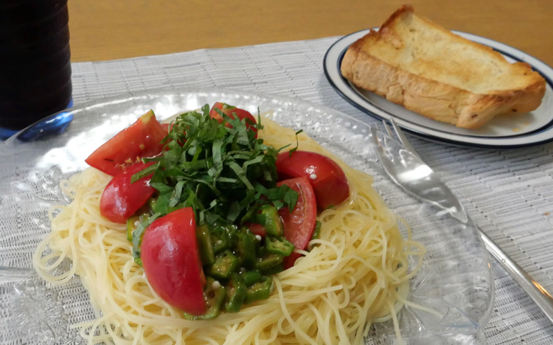 自分でつくる　トマトとオクラの冷製パスタ、フランスパン
