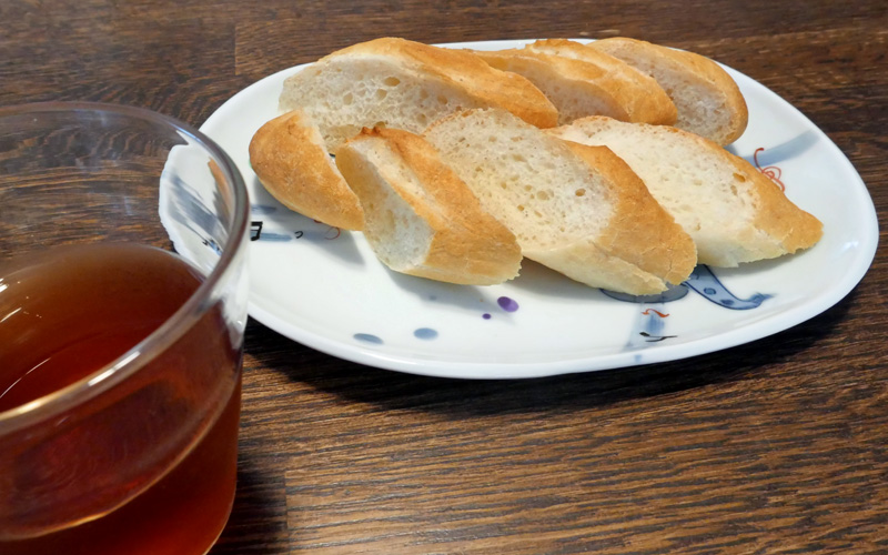 パンを焼く　バケットでお茶を